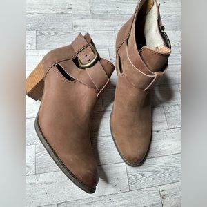 Vionic leather booties size 10